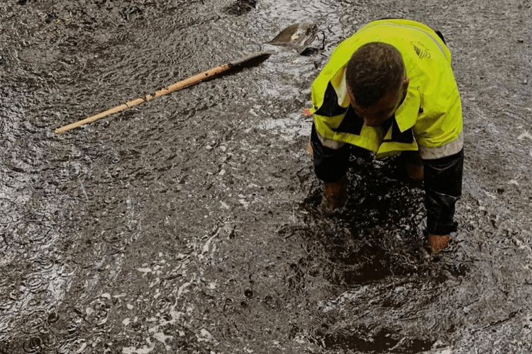 Relining employee in a flood